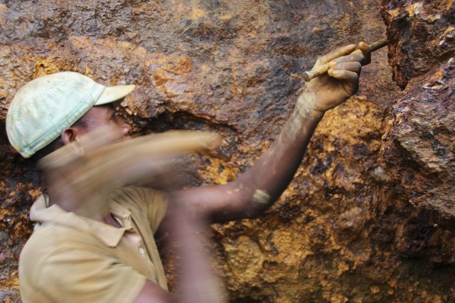 Ein Mann arbeitet in der Mine Zola Zola in der ostkongolesischen...