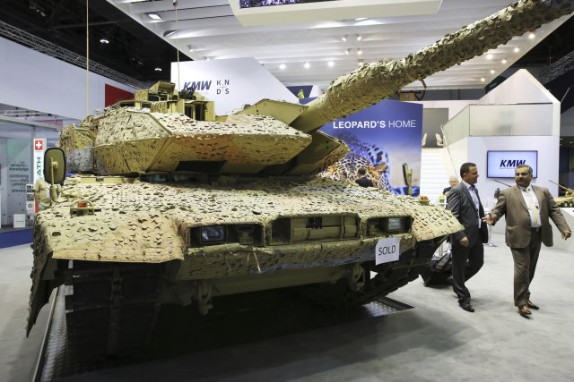 »Sold« - schon verkauft: ein Leopard 2 Panzer auf der Rüstungsme...