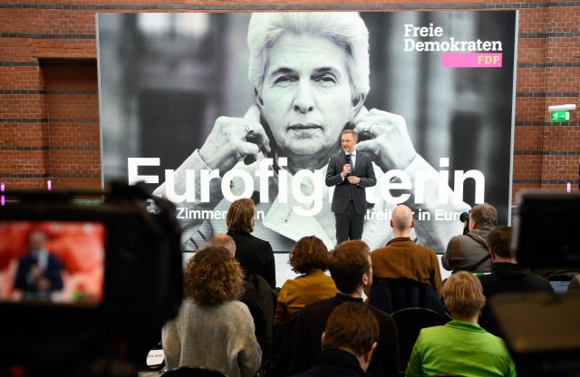 FDP-Spitzenkandidatin Strack-Zimmermann im Kampf für die röhrend...