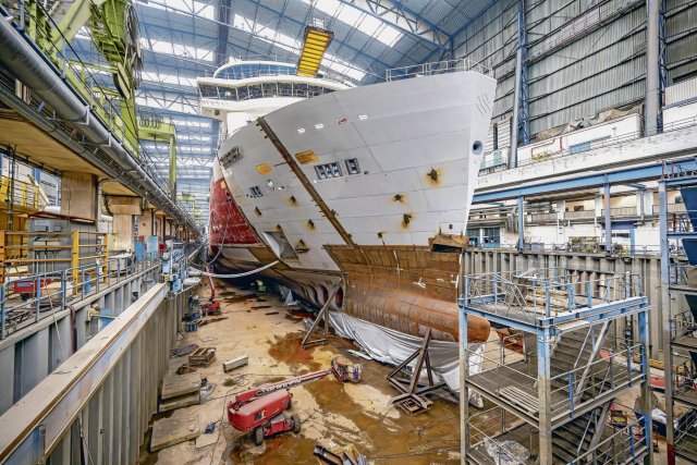 Das Kreuzfahrtschiff »Silver Ray« in einer Halle der Meyer-Werft...