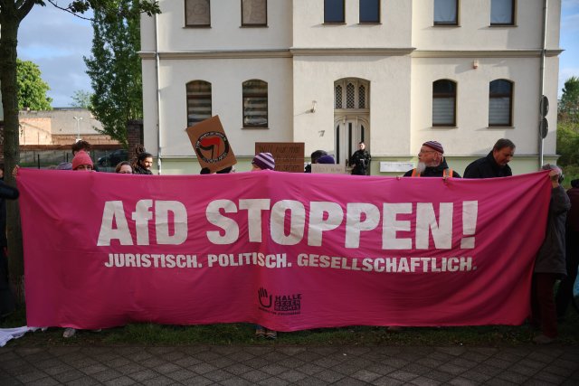 Demonstrantion vor dem Justizzentrum in Halle