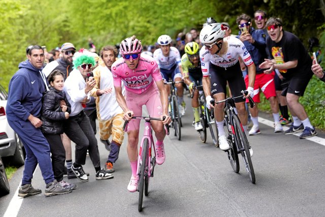 Den Angriffen von Tadej Pogačar (M.) hatten die Gegner beim Giro...