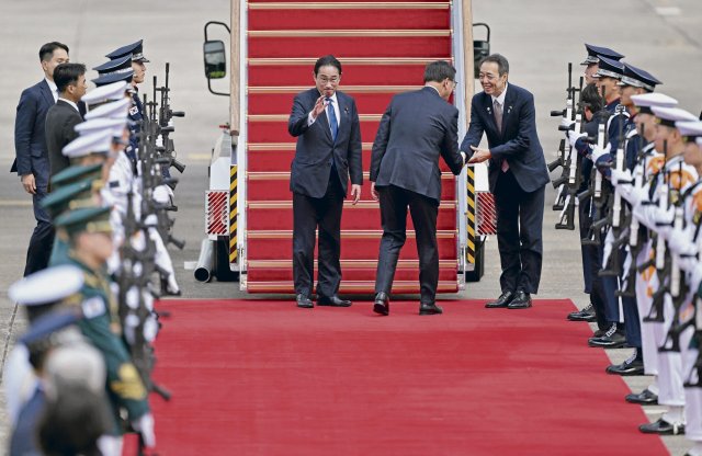 Japans Ministerpräsident Fumio Kishida (l.) auf dem Weg zurück n...