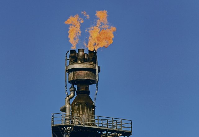 Überschüssiges Gas wird in der Raffinerie abgefackelt.