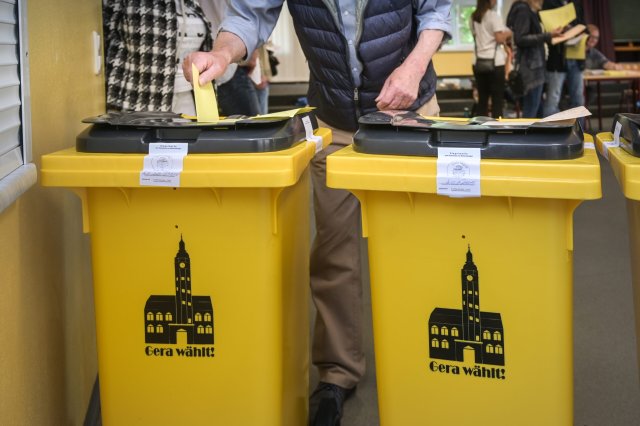Gelbe Wahlurnen mit der Aufschrift «Gera wählt» stehen im Wahllo...