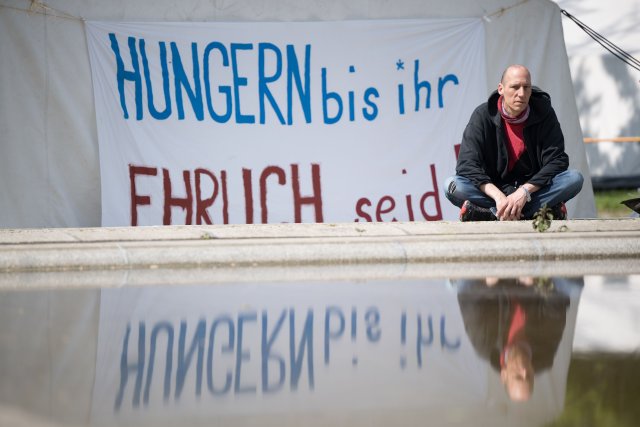 Wolfgang Metzeler-Kick sitzt am neuen Standort des Hungerstreik-...
