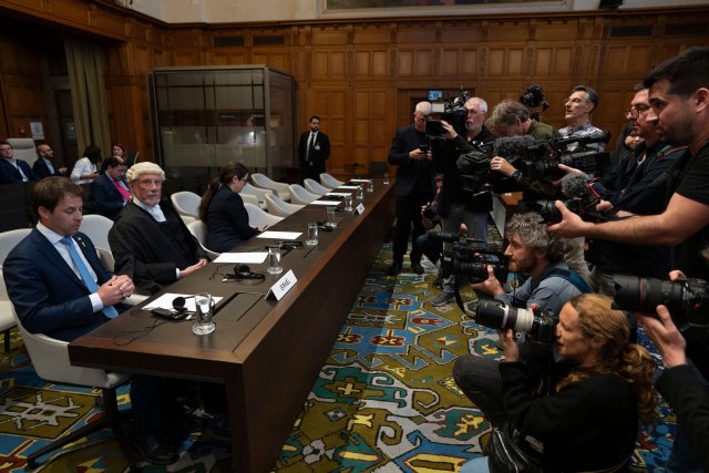 Journalisten fotografieren das israelische Anwaltsteam vor dem I...