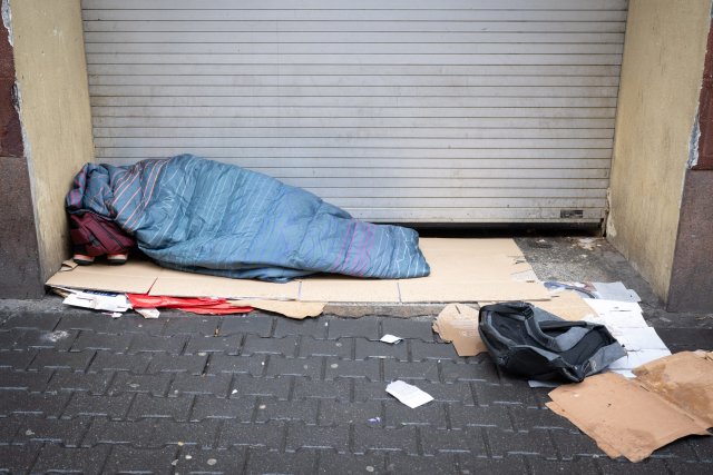 Ein Obdachloeser im Frankfurter Bahnhofsviertel