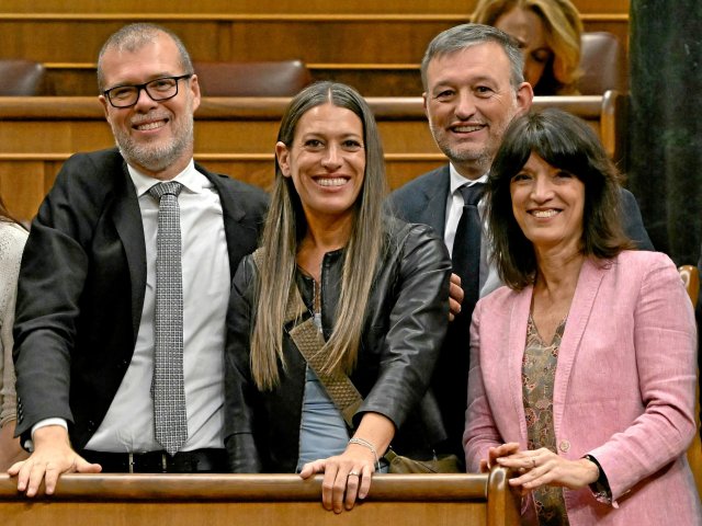 Míriam Nogueras (Mitte), die Fraktionsvorsitzende von Gemeinsam ...