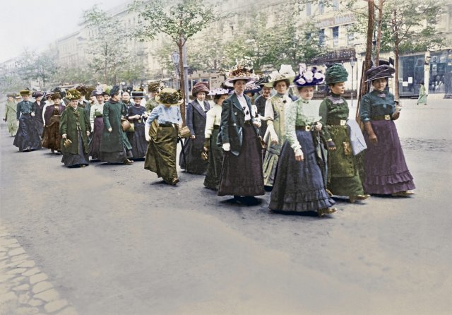Eine Demonstration für das Frauenwahlrecht am 12. Mai 1912 in Be...