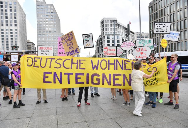 »Deutsche Wohnen Enteignen« steht auf einem Plakat während einer...