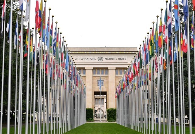 Nationalflaggen vor dem Palais des Nations in Genf, wo auch die ...