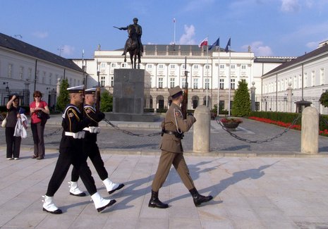 Wachablösung vor dem Warschauer Präsidentenpalais