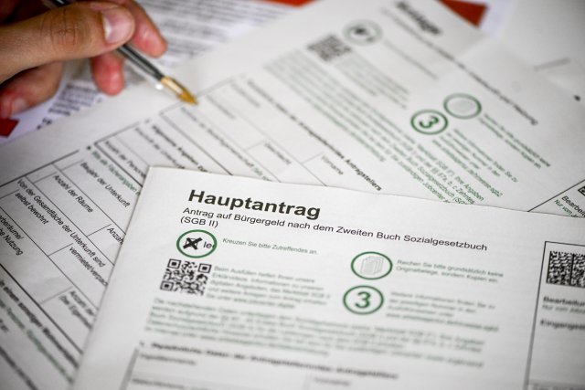 In einem Jobcenter liegt ein Antrag auf Bürgergeld, für das es eine Reihe von Änderungen geben soll.