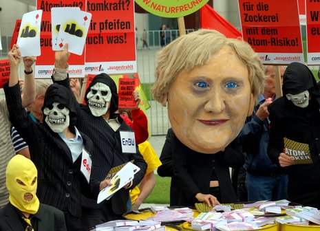 Kanzlerin Merkel (nicht ganz getroffen) im Kreise der Atomkonzerne &#8211; Protest am Mittwoch vor dem Kanzleramt ND-