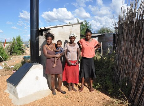 Eine Familie in Otjiwarongo in Namibia &#8211; stolz auch auf das neugebaute &#187;&#214;rtchen&#171;, vor dem sie steht