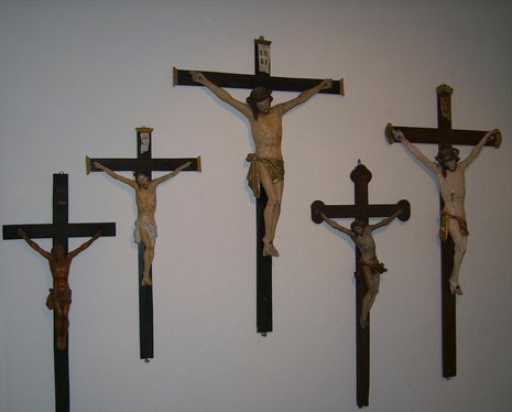 Öffentlicher Raum mit Kruzifixen: Im Museum von Oberammergau (Oberbayern)