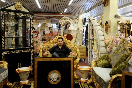 Shukry Omairat sitzt in einem seiner prunkvollen Sessel