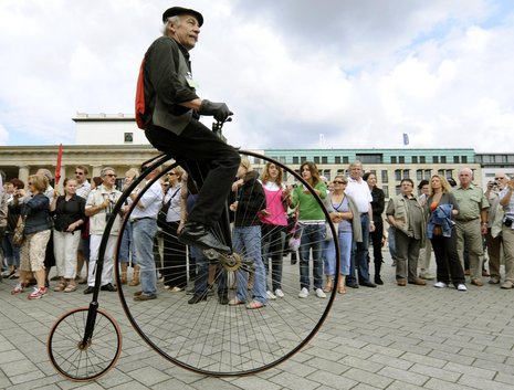 Historisches Hochrad 2008 in Berlin – aktuell sind aber eher Trekkingräder gefragt. Foto: dpa/Jensen