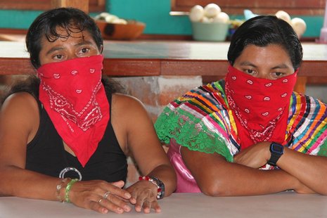 Die Frauenklinik &#187;Comandanta Ramona&#171; in La Garrucha ist ein Quantensprung in Sachen Gesundheitsversorgung in Chiapas: im Bild zwei Gesundheitspromotorinnen.