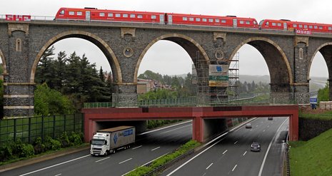 Trotz neuer Brücken nur gemächlich zu befahren: die Strecke von Dresden über Sachsens Südwesten nach Bayern Foto: dpa
