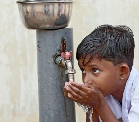 Sch&#252;lerin in Sri Lanka trinkt sauberes Wasser &#8211; f&#252;r 884 Millionen Menschen keine Selbstverst&#228;ndlichkeit.