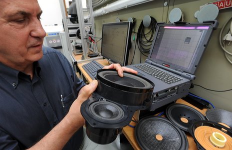 Ein Ingenieur prüft einen Lautsprecher-Prototyp: Innovation aus Spandau