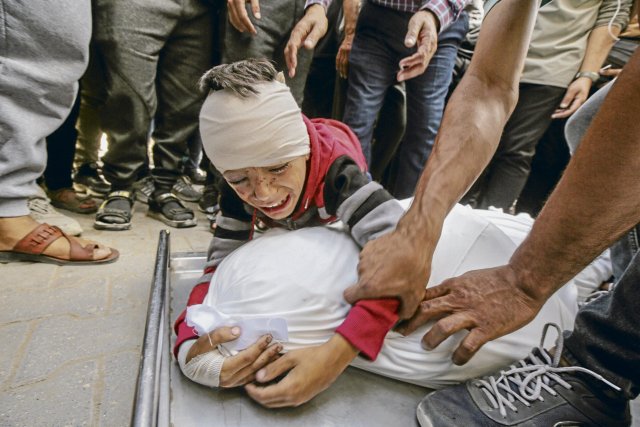 Nach israelischen Angriffen trauern Angehörige am Sonntag im Al-Shifa-Krankenhaus.