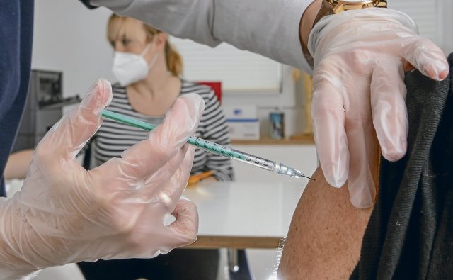 Hausärztin Antonia Stahl spritzt im April 2021 einem Patienten den Corona-Impfstoff Astrazeneca.