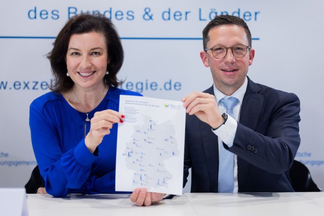 Gute Laune bei Bundesforschungsministerin Dorothee Bär (CDU) und...