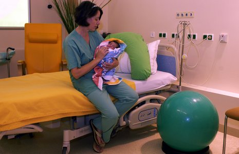 Die leitende Hebamme Christiane Kl&#246;ber mit einem Neugeborenen