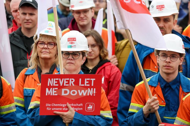 Chemiearbeiter bei der Protestveranstaltung gegen die Stilllegun...