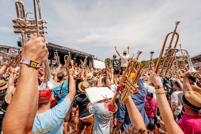 Reichlich Instrumente im Publikum: vor der Main Stage