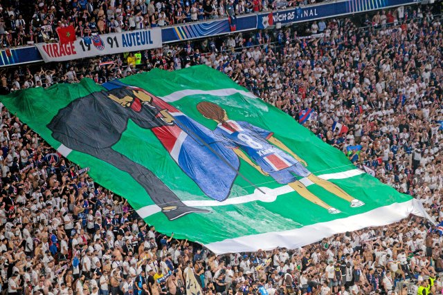 Nach dem Schlusspfiff enthüllten die PSG-Fans ihr Banner zu Ehren von Luis Enriques verstorbener Tochter Xana.