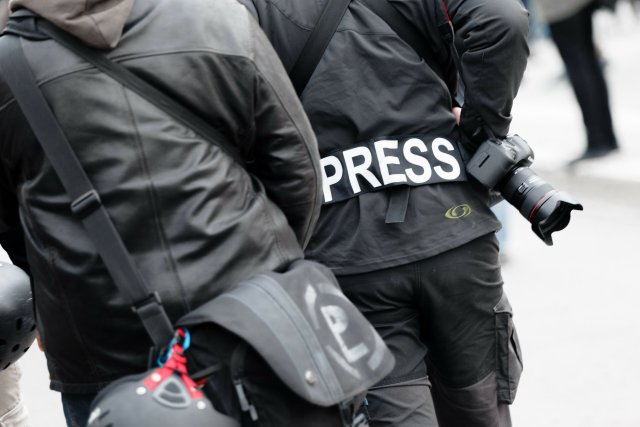 Journalist*innen können sich durch Presseausweise und Aufschrift...