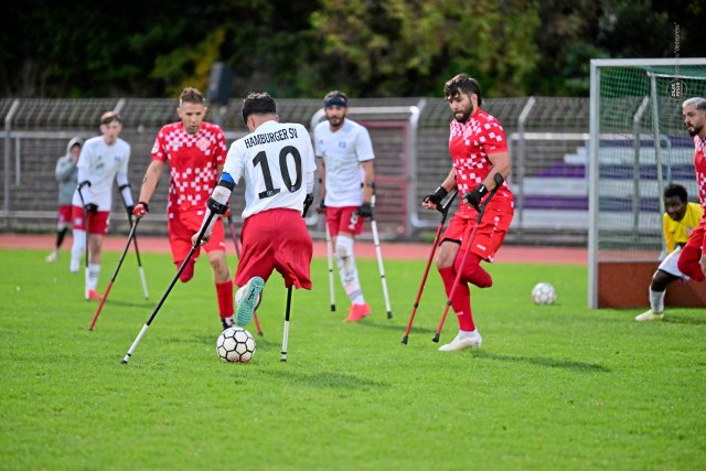 Den Ball mit einer der Krücken zu berühren, zählt als Handspiel.