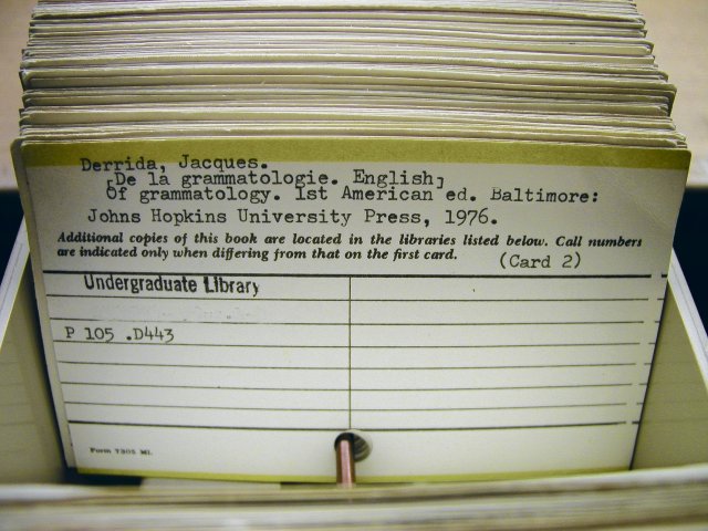 Aus einer Zeit vor der digitalen Suchmaschine: Karteikarte zur englischen Übersetzung von Derridas »Grammatologie«