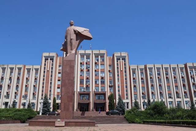 Nach dem Berliner Vorbild gestaltet: Lenin-Statue vor dem Oberst...