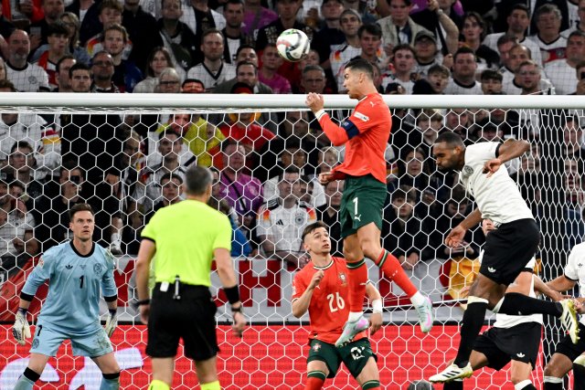 Der Altmeister: Portugals Cristiano Ronaldo (M/vorn) beim Kopfba...