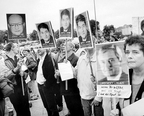 Berlin, Sommer 2002: Protest gegen die politischen Paten der Berliner Bankgesellschaft