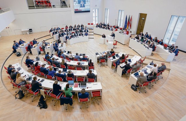 88 Abgeordnete mal 9800 Euro im Monat – macht rund zehn Millionen Euro Diäten im Jahr.