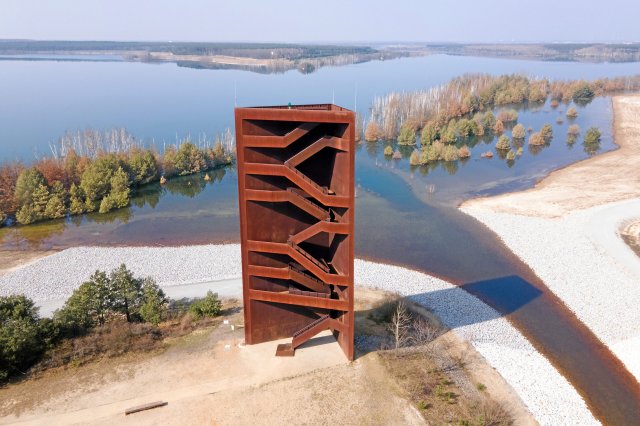 The observation tower »Rostiger Nagel« in front of Lake Koschen