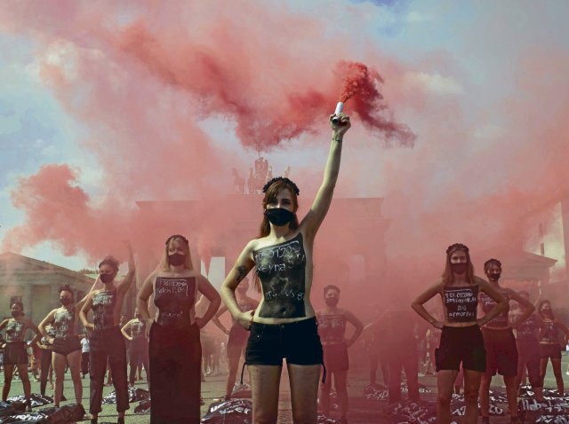 Frauen bei einer Demonstration gegen Femizide vor dem Brandenburger Tor.