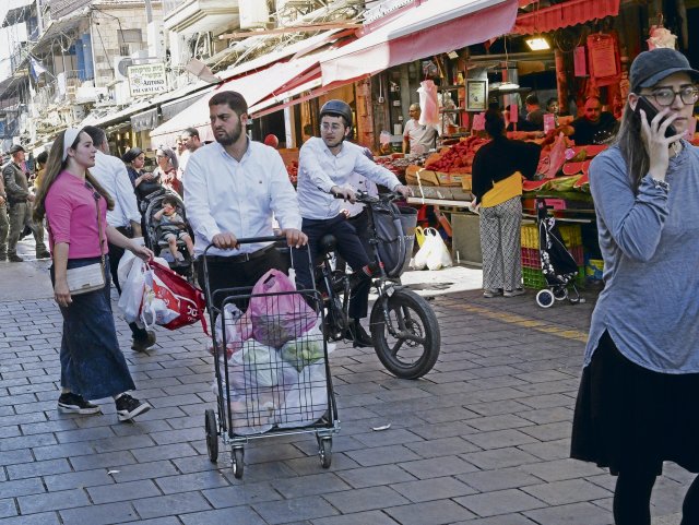 Nach israelischen Angriffen auf iranische Atom- und Militärziele, decken Israelis sich auf dem Mahane Yehuda Markt in Jerusalem mit Vorräten ein. Die Israelis wurden angewiesen, sich in der Nähe von Schutzräumen aufzuhalten.