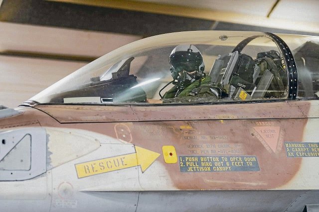 Ein israelisches Militärflugzeug bereitet sich auf einen Luftangriff im Iran vor.
