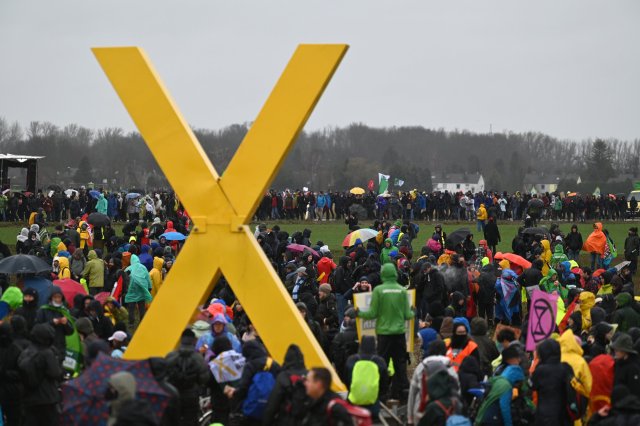 Zahlreiche Menschen nehmen an der Demonstration von Klimaaktivisten am Rande des Braunkohletagebaus bei Lützerath unter dem Motto »Räumung verhindern! Für Klimagerechtigkeit« teil.