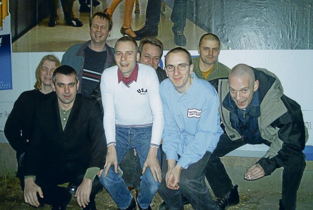 So schick waren die Neunzigerjahre: Die Reformbühne mit ihren damaligen Mitgliedern Daniela Böhle, Wladimir Kaminer, Bov Bjerg, Ahne, Jürgen Witte, Jakob Hein, Falko Hennig, Michael Stein (v.l.n.r.)
