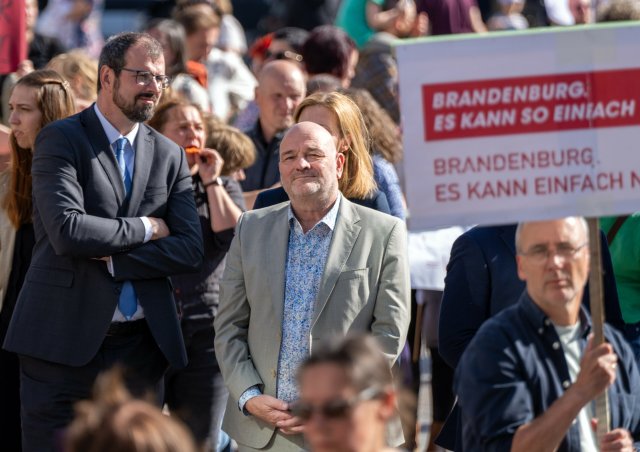 Beim Protest der Gewerkschaft Erziehung und Wissenschaft im Mai: Links Bildungsminister Steffen Freiberg (SPD), neben ihm Finanzminister Robert Crumbach (BSW)
