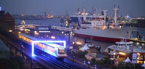 Hamburg besitzt ein dichtes Netz von Bus- und Bahnverbindungen, die den Verkehr klimafreundlicher machen könnten. Foto: dpa