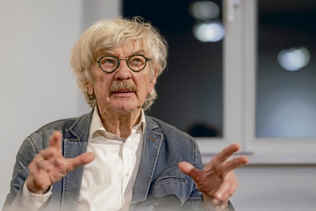 Christoph Hein, wie er am Staatstheater Meiningen 2022 über sein Stück »Guldenberg« spricht